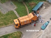 У рівненського сміттєвоза розсипався весь вантаж (ВІДЕО) 