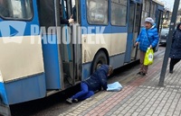 У Рівному тролейбус мало не скалічив жінку: зажало ногу у дверях і вона випала під колеса. Доповнено (ФОТО)