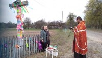 У селі на Поліссі лише дві бабусі вийшли святити паски (ФОТО)