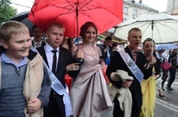 Попри дощ у Рівному пройшов парад випускників (ВІДЕО)