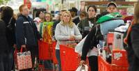 Масові обрахунки на касах супермаркетів. Українців закликають бути пильними у час святкової метушні 