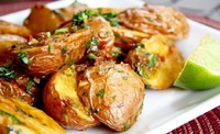 Як запекти картоплю за 10 хв без духовки: найкраще рішення для вечері (РЕЦЕПТ)