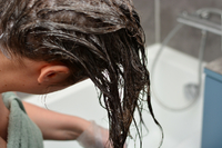 Позбутися сивого волосся можна вдома і натуральними засобами