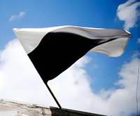 В Україні підіймають біло-чорні прапори: Що це означає