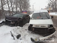 Мінівен виїхав на зустрічну смугу: у Рівному ДТП з постраждалими (ФОТО)