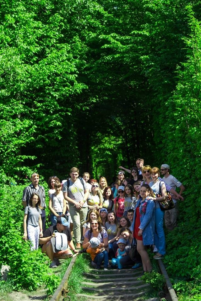 Волонтери на екскурсії у "Тунелі кохання", що у Клевані.