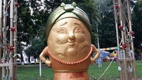 Руки в боки і червоні чобітки: на Житомирщині відкрили пам’ятник картоплині (ФОТО)
