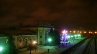 Ялинка на Залізничному вокзалі Рівного: вигляд – удень і вночі (6 ФОТО)