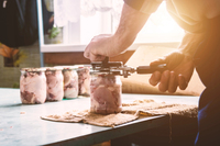 Небезпечні консерви в умовах блекаутів: що слід уникати