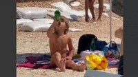 Потай від батька хлопчик на пляжі у Кирилівці пив пиво (ФОТО)