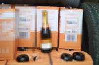Тисячі пляшок ігристого виявили патрульні в автомобілі на Рівненщині (ФОТО)