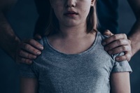 Зламане життя: на Рівненщині вітчим зґвалтував 13-річну доньку. Дівчинка народила сина