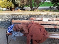Бездомна, що жила на лавці біля рівненського автовокзалу, «переїхала»