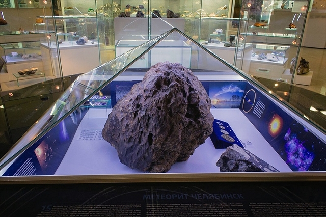 Уламок метеориту, який дістали з дна озера Чебаркуль