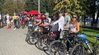 Медики Рівного сіли на велосипеди, аби зібрати кошти для ЗСУ (ФОТО)