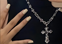 Доньку відомої українки попросили зняти хрест у закордонній школі