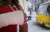 Зламала руку в маршрутці біля обласної лікарні в м. Рівне: Ледве не вибила головою лобове скло (ФОТО)