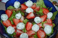 Салат з полуницею та сирними кульками: смачна новинка з літнім смаком