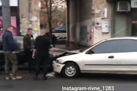 У центрі Рівного на тротуарі - серйозна ДТП (ВІДЕО)