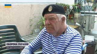 75-річний Григорій Янченко, який служив у Псковській дивізії,  на очах російських окупантів збирав гроші для ЗСУ. Скрін з відео ТСН.