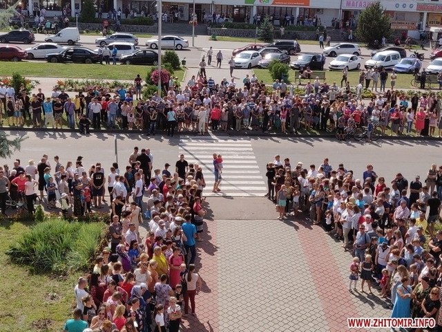 Люди в Олевську чекають поки вийде Президент