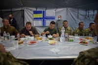 Військовим, які обідали з президентом, не видали тарілок (ФОТО)