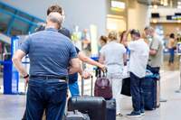 Українського музиканта затримали в аеропорту через підозрілі предмети: Що він віз?