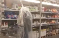  «Людину-пакет» помітили у супермаркеті Рівного (ВІДЕО)