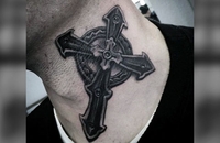 Чоловіка з татуюванням на шиї у вигляді хреста шукають у Рівному (ВІДЕО)