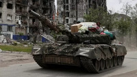 Забрали навіть дитячі простирадла: На знімку з російським танком українка впізнала свої речі (ФОТО)