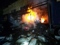 Фура з 20 тоннами вугіллям спалахнула серед ночі у Рівному (6 ФОТО)
