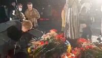 Пенсіонер їв хліб із меморіалу Голодомору, поки Тищенко поряд робив відео для Інстаграму (ВІДЕО)