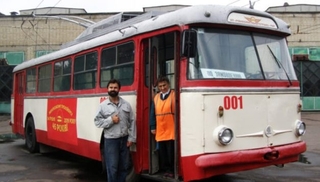 Антон Бриних, кондуктор та перший автобус Рівного, який ще досі -- на ходу (у святкові дні)