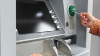 Шахраї почали «забувати» картки в банкоматах: у мережі попереджають про новий спосіб обману 