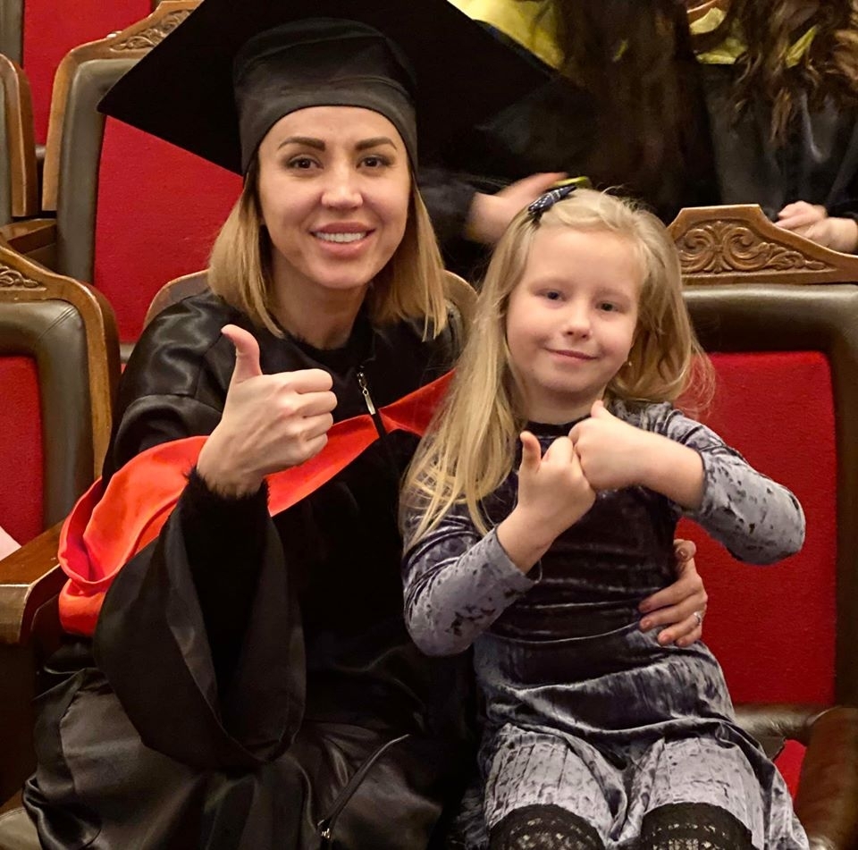 Юлія Шигорева з донькою на врученні диплому