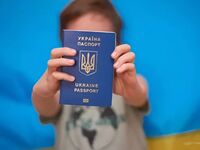 Чому дитячий закордонний паспорт “згорає” швидше: причина, про яку батьки часто дізнаються запізно