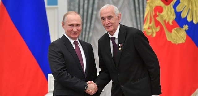 Лановий приймає нагороду від Путіна