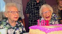 П'ють щодня і не вмирають: 102-річні близнючки поділилися секретом довголіття (3 ФОТО)