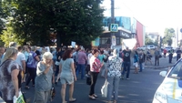 Кілька десятків людей з плакатами перекрили дорогу біля «Лагуни» (ФОТО) 