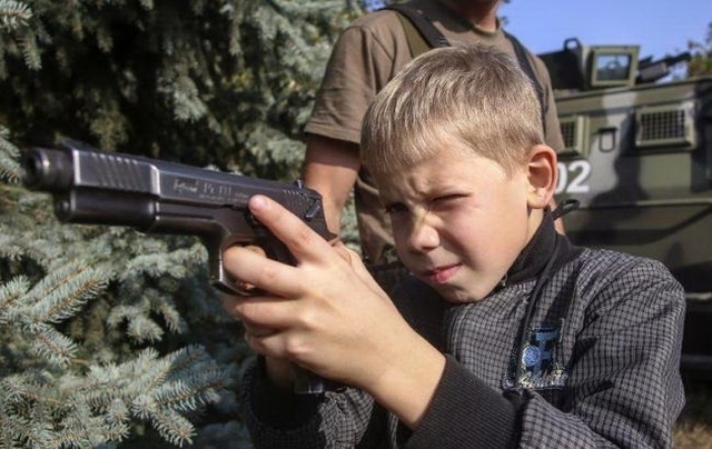 Фото РБК-Україна. Бойовики на Донбасі вербують у свої ряди дітей