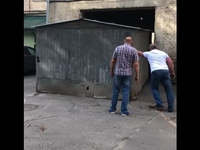 На Чорновола у Рівному демонтували гараж (ВІДЕО)
