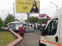 Тролейбус злетів з дороги у Рівному: ДТП (ФОТО/ВІДЕО)