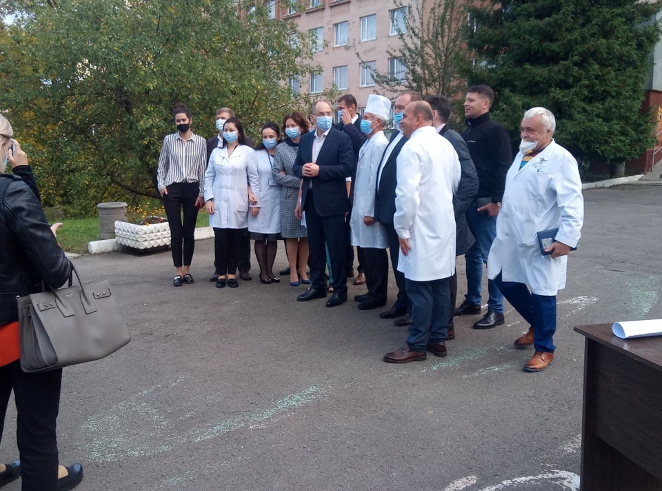 Колектив Рівненської обласної дитячої лікарні та керівництво області робить спільне фото з міністром.