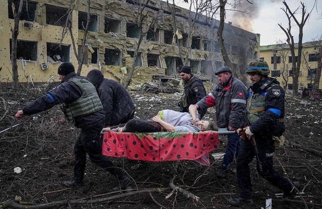 Кадри із розбомбленого російськими нациками пологового будинку у Маріуполі. Фото 09.03.2022