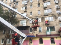 Балкон на вулиці Безручка ледь не впав людям на голови (ФОТО)