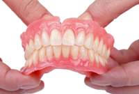 Вставна щелепа вже у 50: продукти, які розхитують зуби