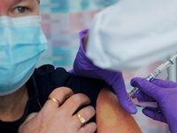 Не менше сотні людей щодня мають вакцинувати від COVID-19 на Рівненщині