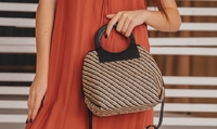 «Відро, браслет, ХХL»: модні сумки літа-2023 (ФОТО)