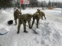 Військовослужбовці вийшли чистити тротуари у Рівному (ФОТО)