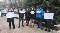 «Рівне – не рєзінове»: перед сесією зібрався пікет проти нового будівництва у центрі міста (ФОТО)